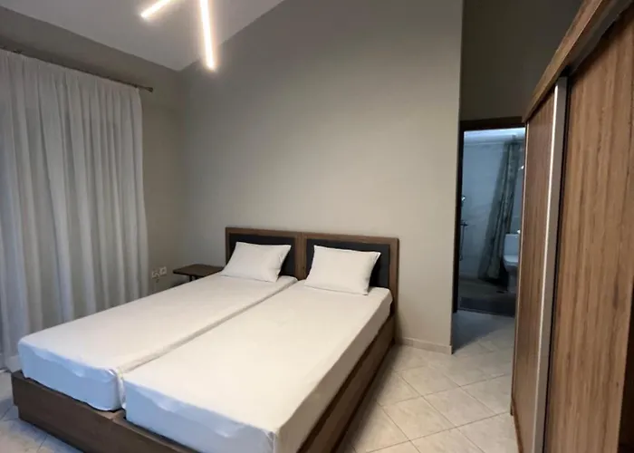 Nyaraló Sakis 2 Políhrono